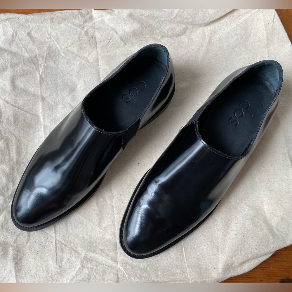 COS hi gloss black leather flat slip on shoes, new! EU 39
